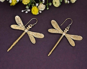 Pendientes de libélula de latón chapado en oro, joyería inspirada en la naturaleza