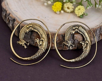 Pendientes de aro de dragón de latón: joyería gótica en espiral