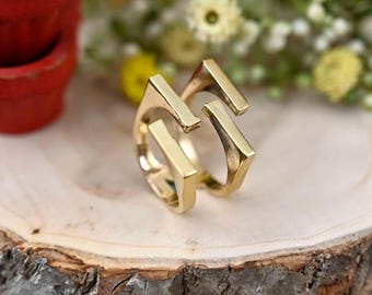 Anillo geométrico de latón dorado: un anillo minimalista moderno y llamativo.