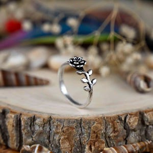 Brass Flower Ring: Floral Thumb Ring