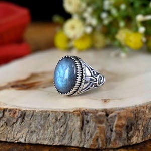 Anillo de labradorita de plata esterlina hecho a mano: joyería bohemia con un toque de estilo.