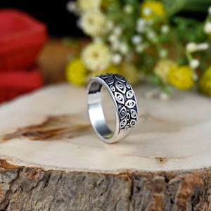 Silver Gothic Eye Ring: Minimalist Protection Jewelry