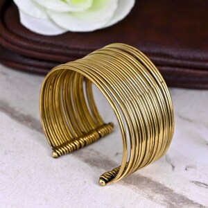 Bracelet manchette en fil de laiton doré : bracelet tendance