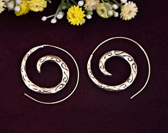 Pendientes de aro de serpiente de latón: joyería minimalista con forma de serpiente