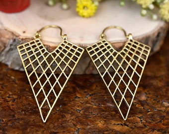 Peut inclure: Une paire de boucles d'oreilles géométriques dorées en forme de triangle avec un motif en treillis.