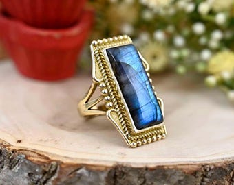 Anillo de labradorita de latón dorado: anillo bohemio grande con un toque llamativo
