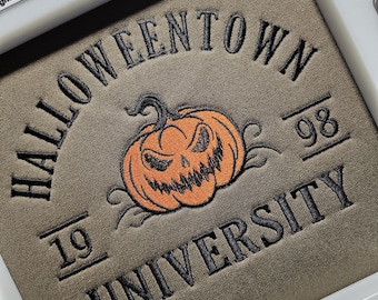 Sweat-shirt unisexe brodé Halloween Town | Cadeau pull Disneyland | Disneyworld Cadeau effrayant d'Halloween, c'est un cauchemar avant Noël pour adultes