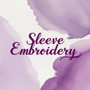 Op de afbeelding: Paarse waterverf achtergrond met de tekst "Sleeve Embroidery" in donkerpaarse lettertype.