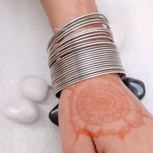 Breites Manschettenarmband aus Sterlingsilber: Drahtgewickelter Armreif