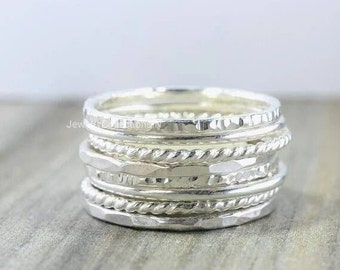 Conjunto de anillos apilables de plata esterlina // Conjunto de 8 anillos apilables de plata esterlina // Bandas simples martilladas y retorcidas de plata