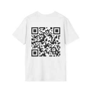 Peut inclure: T-shirt blanc avec un code QR noir imprimé au dos.