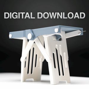 Könnte beinhalten: Ein zusammenklappbarer Tritt aus zweifarbigem Kunststoff. Die Oberseite ist hellblau und die Beine sind weiß. Der Text "DIGITAL DOWNLOAD" wird oben in Weiß angezeigt. Der Hocker ist so konzipiert, dass er sich flach zusammenfalten lässt.