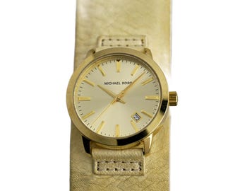 Reloj Michael Kors para mujer en tono dorado con esfera color champán y fecha, correa de piel beige