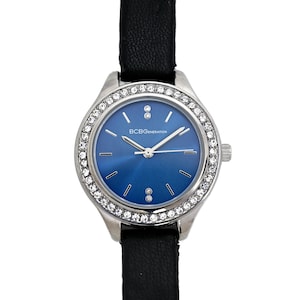 Op de afbeelding: Een zilveren horloge met een blauwe wijzerplaat en een zwarte leren band. De wijzerplaat is omgeven door een rij heldere kristallen. Op de wijzerplaat staat de tekst "BCBGGENERATION".