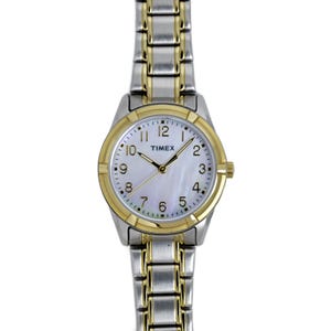 Puede incluir: Un reloj Timex de dos tonos, plateado y dorado, con una esfera blanca nacarada y números arábigos negros.