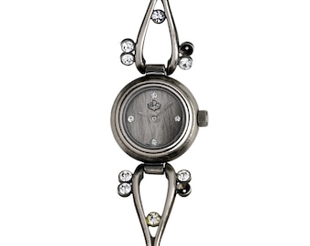 Reloj Paris Sport Club para mujer, plateado, con pulsera de cristal y esfera gris, con eslabones decorativos.