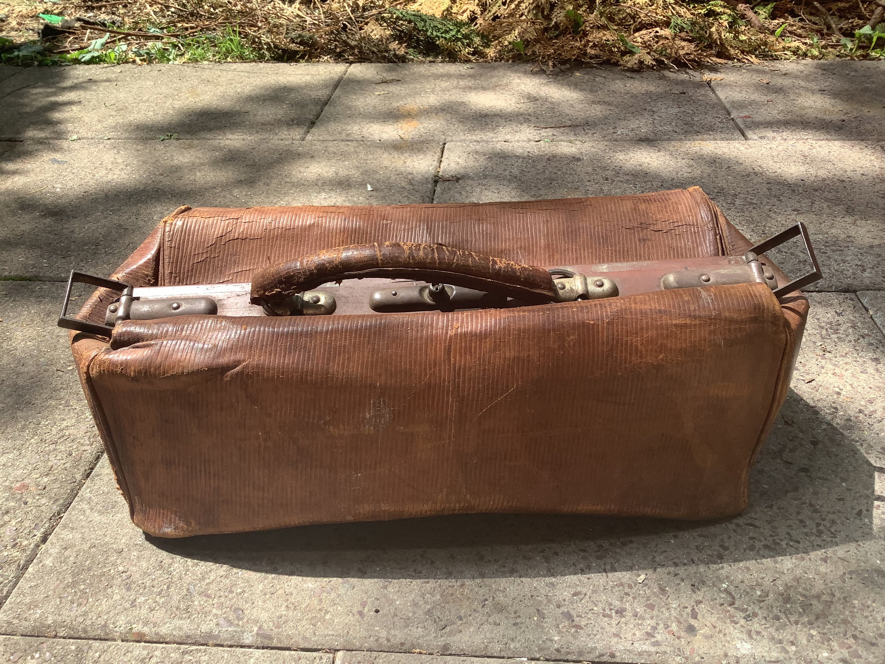 Vintage Antique BROWN Doctors Bag Travel Case hard sides Damaged