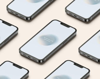 以下が含まれることがあります： 白画面の黒いスマートフォンが複数、薄いベージュ色の表面に斜めに配置されています。画面には、「The journey is the destination」というテキストと、ぼやけた青と白のデザインが表示されています。