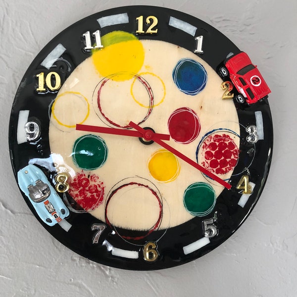 HORLOGE POUR ENFANT « petits bolides » avec inclusion de numéros et deux voitures hot wheels