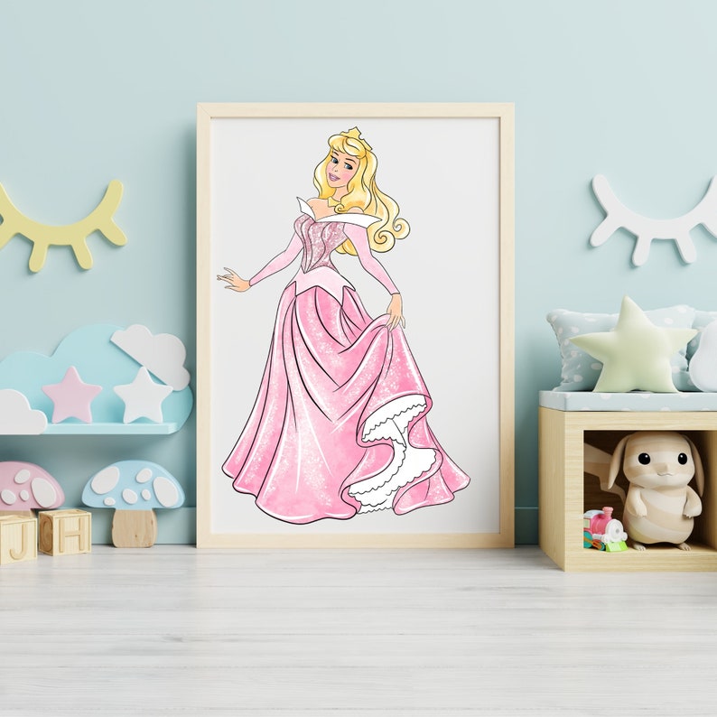 Pu&ograve; includere: Un'illustrazione incorniciata di una principessa con un abito rosa, un corpetto bianco e una corona. La principessa ha lunghi capelli biondi e tiene la gonna.