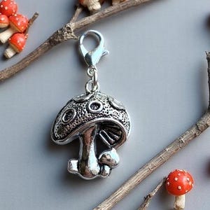 Tybetański srebrny wisiorek w kształcie grzyba muchomora, zapięcie posrebrzane, akcesorium inspirowane naturą