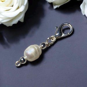 Süsswasser Perle Clip-On Charm, für Armbänder, Schlüsselanhänger oder Taschen, versilberter Verschluss, handgemachtes Freundschafts Accessoire, minimalistische Eleganz