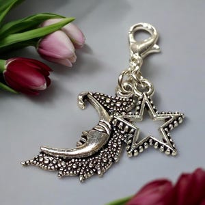 Mond und Stern Clip-On Charm für Armbänder, Schlüsselbund oder Taschen, versilberter Karabinerverschluss, handgemacht, Geschenk für sie, himmlisches Accessoire
