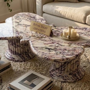 Mesa de centro de mármol Calacatta Viola, tablero con forma de mariposa, base estriada.