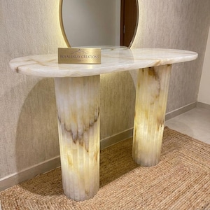 Mesa consola de ónix blanco / Mesa de piedra natural con columna estriada retroiluminada de 2 x 76 cm de altura
