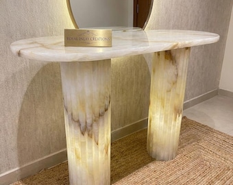 Mesa consola de ónix blanco / Mesa de piedra natural con columna estriada retroiluminada de 2 x 76 cm de altura