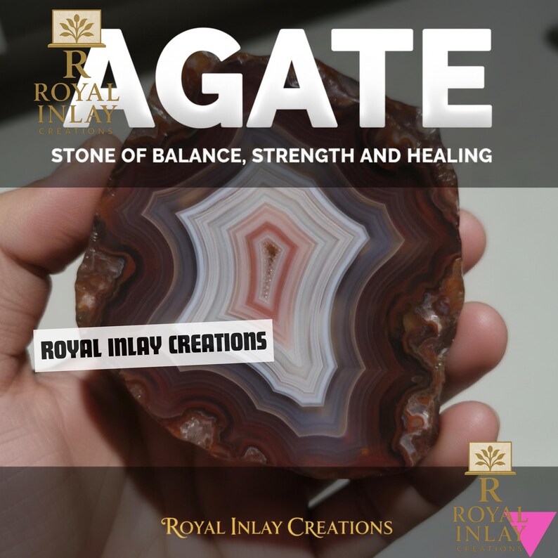 Puede incluir: Una piedra de &aacute;gata pulida con bandas conc&eacute;ntricas de color marr&oacute;n, blanco y naranja rojizo. La palabra "AGATE" se muestra en letras blancas grandes sobre la piedra. El texto en la imagen dice "STONE OF BALANCE, STRENGTH AND HEALING" y "ROYAL INLAY CREATIONS".