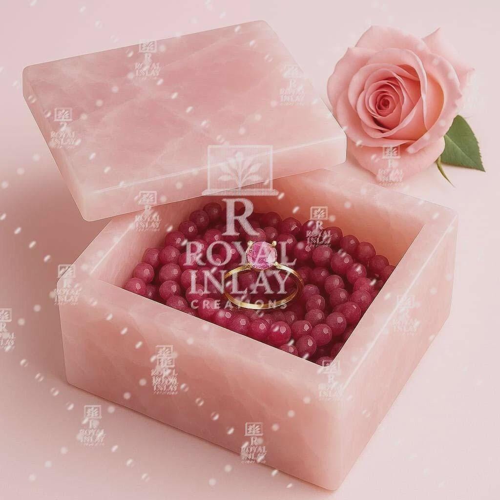 手彫りローズクォーツジュエリーボックス：クリスタルリングとビーズ