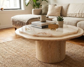 Mesa de centro de ónix blanco y travertino con tablero orgánico en capas.