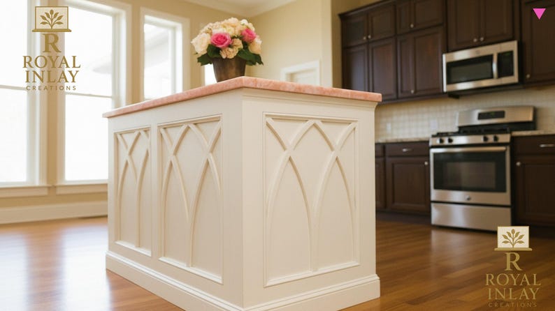 Puede incluir: Isla de cocina color crema con encimera rosa y paneles decorativos. La isla presenta un arreglo floral y est&aacute; ubicada en una cocina con gabinetes de madera oscura y electrodom&eacute;sticos de acero inoxidable. El logotipo de Royal Inlay Creations es visible.