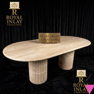 Ovalt matbord i travertin | Räfflad stenbord | Specialdesignade köksmöbler i beige marmor | Lyxigt modernt ribbat mittbord