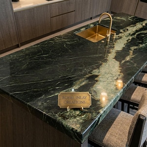 Blat z kamienia Belvedere | Wyspa kuchenna z ciemnozielonego kwarcytu | Niestandardowy blat barowy | Ręcznie wykonany, nowoczesny blat domowy