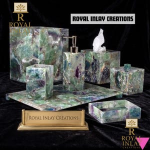 Könnte beinhalten: Ein luxuriöses Badezimmer-Set aus grünem, violettem und weißem Marmor, einschließlich Seifenspender, Taschentuchbox und Tablett. Der Text "ROYAL INLAY CREATIONS" ist sichtbar.
