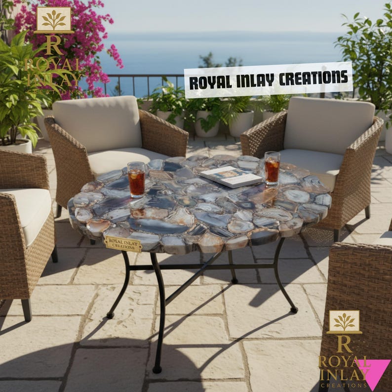 Puede incluir: Mesa de patio con una encimera &uacute;nica de piedra de &aacute;gata en tonos grises, azules y blancos. La mesa tiene una base de metal negro y est&aacute; rodeada de sillas de mimbre. Se muestra el texto "ROYAL INLAY CREATIONS".