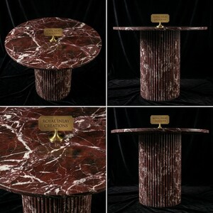 Puede incluir: Mesa redonda de m&aacute;rmol con un patr&oacute;n veteado rojo oscuro y blanco. La mesa tiene una base cil&iacute;ndrica con ranuras verticales. Una peque&ntilde;a placa de lat&oacute;n con "ROYAL INLAY CREATIONS" est&aacute; adjunta.