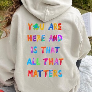 Du bist hier und das ist alles, was zählt, positive Sweatshirts, Geschenk für Freunde, Sweatshirts mit Rückendruck, ästhetische Sweatshirts