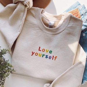 Bestickte Sweatshirts, Love Yourself besticktes Sweatshirt, positives Sweatshirt, Geschenk für Freunde, besticktes ästhetisches Sweatshirt