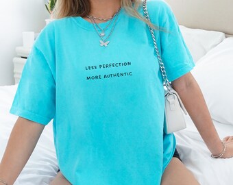 Menos perfección, mas autentico, camisa vintage positiva, adorable camisa motivacional, camisa minimalista, camiseta unisex teñida en prenda