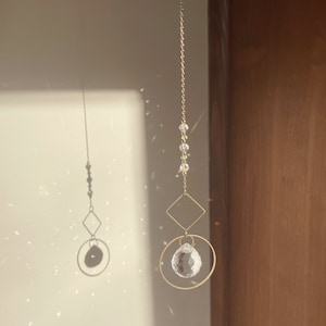 Attrape-soleil AVA minimaliste Suncatcher en laiton chaine, cristal Feng Shui - Idéal Cadeau - Décoration à suspendre - Home Decor
