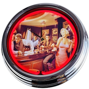Può includere: Un orologio rotondo al neon rosso con cornice cromata. Il quadrante dell'orologio presenta un'immagine vintage di quattro persone sedute a un bar, tra cui Elvis Presley e Marilyn Monroe.