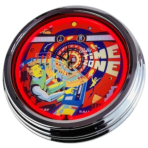 Könnte beinhalten: Eine rot-weiß-blaue Neon-Uhr mit einem Retro-Arcade-Spieldesign. Die Uhr zeigt einen Mann, der das Spiel "Time Zone" von Bally spielt. Die Uhr hat einen verchromten Rahmen und einen roten Neonring am Rand.