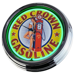 Könnte beinhalten: Eine Neon-Uhr im Vintage-Stil mit einem grünen Neon-Umrandung und gelbem Hintergrund. Die Uhr zeigt eine rote Zapfsäule mit einer Frau daneben. Der Text "RED CROWN GASOLINE" ist in einem Kreis um die Zapfsäule geschrieben.
