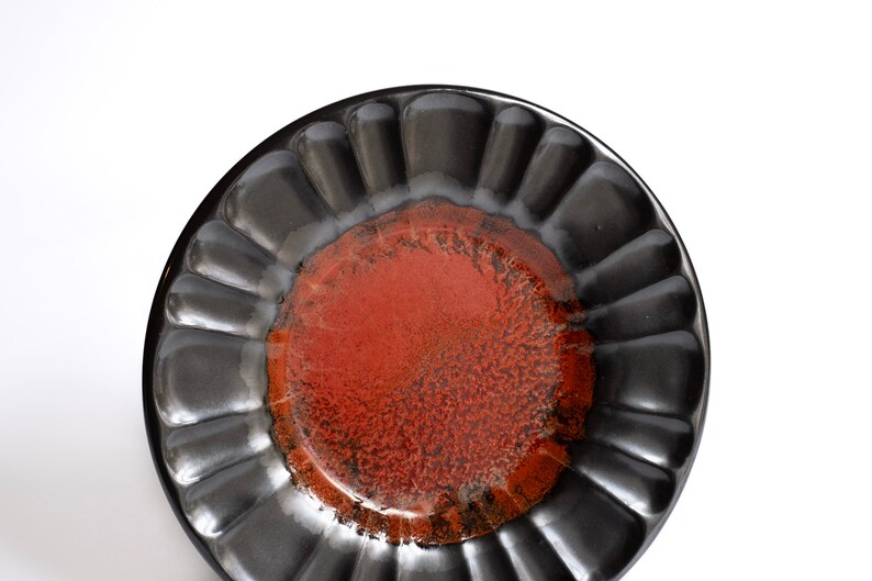 Set of 2 vintage red glazed dessert plates Upsala-Ekeby Sweden 1930s image 6