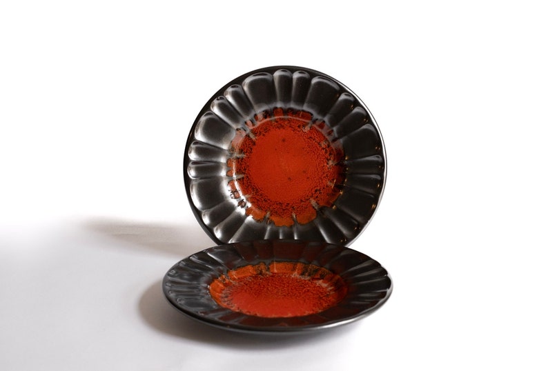 Set of 2 vintage red glazed dessert plates Upsala-Ekeby Sweden 1930s image 1