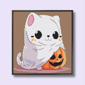 Könnte beinhalten: Eine weiße Katze in einem Geisterkostüm hält eine Halloween-Kürbislaterne. Die Katze hat große, runde Augen und einen niedlichen, cartoonartigen Ausdruck. Der Kürbis ist orange mit einem traditionellen Halloween-Kürbisgesicht.