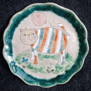 Plato colgante de cerámica con forma de gato, arte de pared, decoración del hogar, regalo divertido de gato para madre, plato con gato, plato de arcilla artesanal, arte de cerámica, arte colgante para interiores
